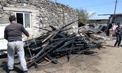 Kars'ta çıkan yangında 1 ev, 2 samanlık ve 1 ahır kullanılamaz hale geldi