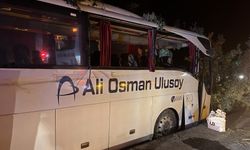 Kayseri'de yolcu otobüsünün orta refüjdeki ağaçlara çarptığı kazada 1 kişi öldü, 13 kişi yaralandı