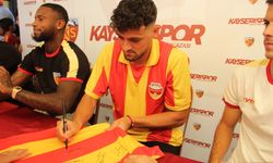Kayserispor'da futbolcular imza gününde taraftarlarla buluştu