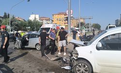 Kırıkkale'de sivil polis aracı ve otomobil çarpıştı, 2'si polis 3 kişi yaralandı