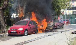 Kocaeli'de 2 otomobil, patlamaya da neden olan yangında kullanılamaz hale geldi