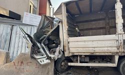 Kocaeli'de beton bloka çarpan kamyonetin sürücüsü yaralandı