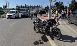 Kocaeli'de otomobille çarpışan motosikletin sürücüsü yaralandı