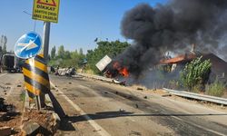 Konya'da otomobil ile çekicinin çarpıştığı kazada 3 kişi öldü