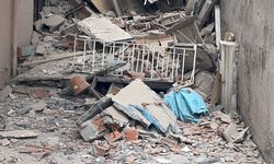 Küçükçekmece'de kentsel dönüşüm için boşaltılan apartman yıkım sırasında çöktü