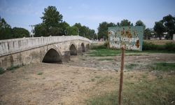 Kuraklık ve sıcakların olumsuz etkilediği Tunca Nehri'nin bazı bölümlerinde su akmıyor