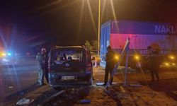 Manisa'da kamyonla hafif ticari aracın çarpıştığı kazada 1 kişi öldü, 8 kişi yaralandı