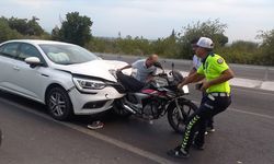 Manisa'da otomobilin çarptığı motosikletteki baba ve 2 çocuğu yaralandı