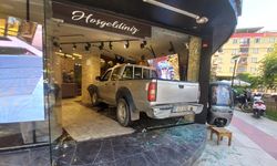 Manisa'da pikap otomobile çarpıp mobilya mağazasına girdi, 2 kişi yaralandı