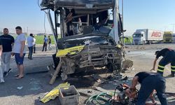 Mardin'de halk otobüsü ile tırın çarpıştığı kazada 10 kişi yaralandı