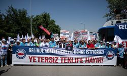 Memur-Sen, Çalışma ve Sosyal Güvenlik Bakanlığı önünde basın açıklaması yaptı