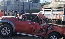 Mersin'de park halindeki kamyona çarpan pikaptaki 3 kişi yaralandı