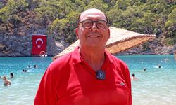 Muğla'da JAK timi Zafer Bayramı'nı deniz yüzeyi ve kayalıklarda açılan Türk bayrağıyla kutladı