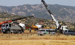Muğla'da tarlaya zorunlu iniş yapan yangın söndürme uçağının kaldırılması için çalışma başlatıldı