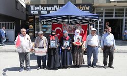 Muş'ta evlatlarına kavuşmak isteyen aileler, DEM Parti önündeki eylemlerini sürdürdü