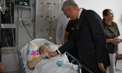 Sağlık Bakanı Memişoğlu Balıkesir'deki depremde yaralanan vatandaşları ziyaret etti