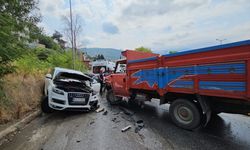 Sakarya'da kamyonet ile SUV tipi aracın çarpıştığı kazada 5 kişi yaralandı