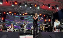 Samsun'da düzenlenen yaz festivalinde Öykü Gürman konser verdi