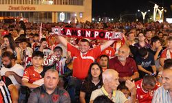 Samsunspor taraftarı, UEFA Avrupa Ligi heyecanını dev ekranda yaşadı