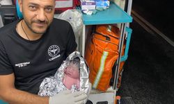 Şanlıurfa'da hastane yolundaki hamile kadın ambulansta doğum yaptı