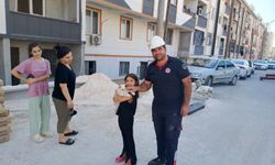 Şanlıurfa'da pencerede mahsur kalan kediyi itfaiye kurtardı