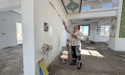 Şehit oğlunun hayrı için okul, cami ve Kur'an kurslarının boya işlerini yapıyor