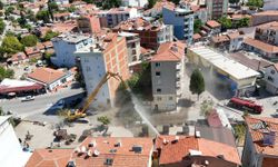 Sındırgı'da ağır hasarlı binaların yıkımı sürüyor