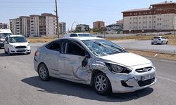 Sivas'ta kamyonet ile otomobilin çarpıştığı kazada 6 kişi yaralandı