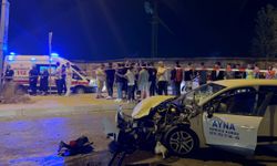 Sultanbeyli'de servis minibüsü ile otomobilin çarpıştığı kazada 10 kişi yaralandı