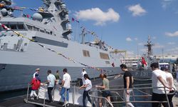TCG Sakarya ve TCG Hızırreis denizaltılarına ziyaretçilerden yoğun ilgi