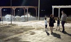 Tekirdağ'da fırtına nedeniyle deniz taştı, yürüyüş yolu su altında kaldı