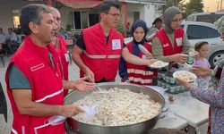 Türk Kızılay afetin yaşandığı Sındırgı'da depremzedelere üç öğün yemek dağıtıyor