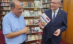 Türkiye'nin Kahire Büyükelçisi Şen, Büyük Kahire Kütüphanesini ziyaret ederek kitap hediye etti