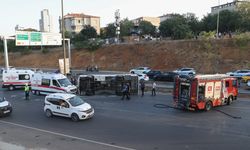 Ümraniye TEM Otoyolu'nda servis aracı devrildi