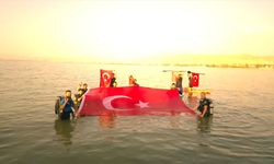 Van Gölü'nde Türk bayrağı açarak 30 Ağustos'u kutladılar
