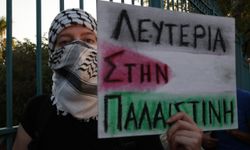 Yunanistan'da Filistin destekçileri, Pire Limanı'nda İsraillileri taşıyan gemiyi protesto etti