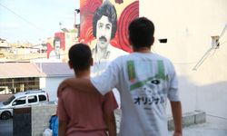 Adana'da binaların duvarlarına Müslüm Gürses ve Ferdi Tayfur'un resimleri çizildi