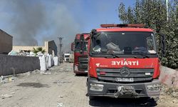 Adana'da geri dönüşüm fabrikasının bahçesindeki yangında soğutma çalışması sürüyor