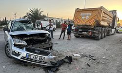 Adana'da kamyona çarpan otomobildeki 2 kişi öldü, 1 kişi yaralandı