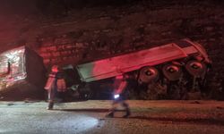 Adana'da şarampole devrilen kamyondaki 1 kişi öldü, 1 kişi yaralandı