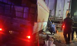 Adana'da tıra çarpan kamyonetin sürücüsü öldü