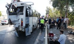 Alanya'da 2 midibüsün çarpıştığı kazada 15 kişi yaralandı