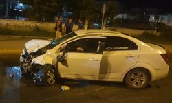 Antalya'da iki otomobilin çarpıştığı kazada 3 kişi yaralandı