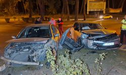 Antalya'da iki otomobilin çarpıştığı kazada 5 kişi yaralandı