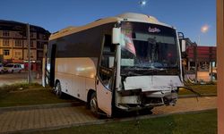 Antalya'da midibüs ile hafif ticari aracın çarpıştığı kazada 6 kişi yaralandı
