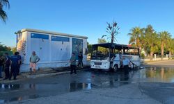 Antalya'da park halindeki midibüs yandı