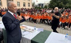 Ardahan'da bir gurbetçi eşekle dolaşıp öğrencilere kitap ve kırtasiye malzemesi dağıttı