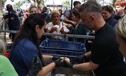 Avladığı orkinosları festivalde ikram etti