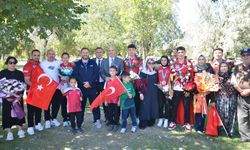Avrupa Gençler Kick Boks Şampiyonası'nda madalya kazanan sporcular, Konya'da çiçeklerle karşılandı