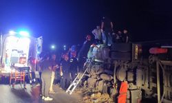 Balıkesir'de devrilen tırın sürücüsü yaralandı